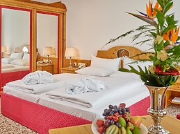 MAXIMILIAN Grand Hotel