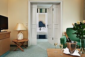 MAXIMILIAN Grand Hotel