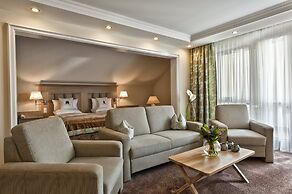 MAXIMILIAN Grand Hotel
