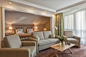 MAXIMILIAN Grand Hotel