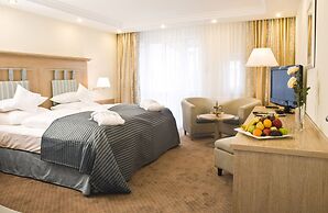 MAXIMILIAN Grand Hotel
