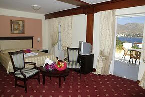 Crithoni's Paradise Hotel