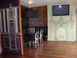 Whites Hotel