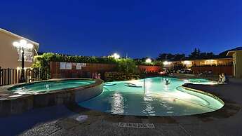 Sunday House Inn and Suites