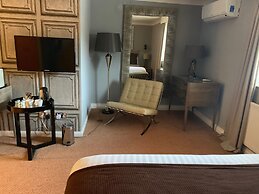 Barons Court Hotel