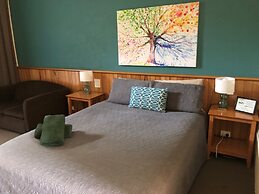 Moe Motor Inn