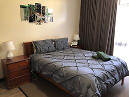 Moe Motor Inn