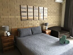 Moe Motor Inn