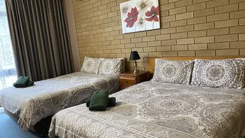 Moe Motor Inn