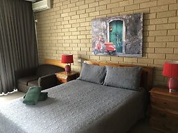 Moe Motor Inn
