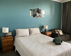 Moe Motor Inn