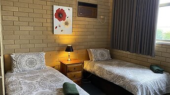 Moe Motor Inn