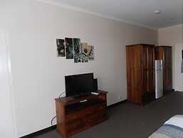 Moe Motor Inn