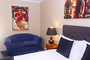 Crescent Motel