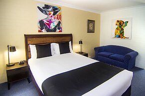 Crescent Motel