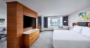 DoubleTree by Hilton Windsor Hotel & Suites
