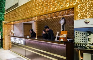 Surabaya Suites Hotel Powered by Archipelago