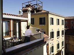 Carlton Capri Hotel