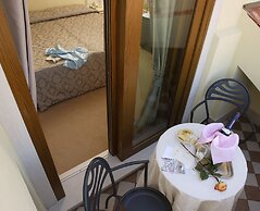 Carlton Capri Hotel