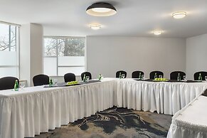 Holiday Inn Oakville Centre by IHG