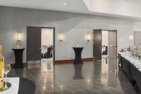 Holiday Inn Oakville Centre by IHG