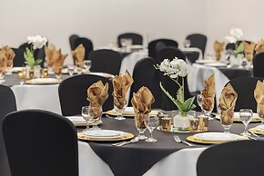 Holiday Inn Oakville Centre by IHG