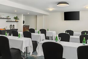 Holiday Inn Oakville Centre by IHG