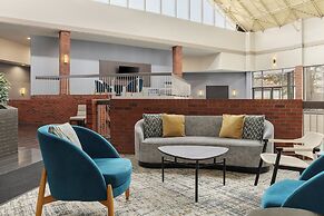 Holiday Inn Oakville Centre by IHG