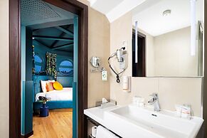 Three Corners Hotel Art