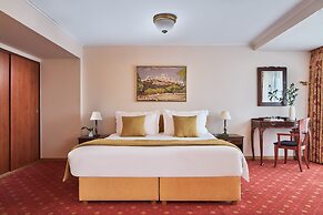 Titania Hotel