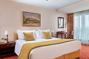 Titania Hotel