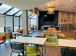 Spark by Hilton Montreal Brossard