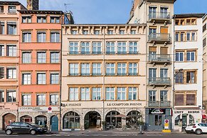 Le Phenix Hotel