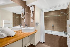 Le Phenix Hotel