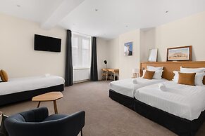 Le Phenix Hotel