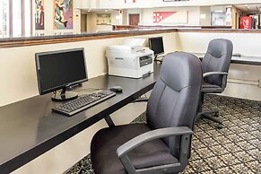Clarion Hotel & Conference Center Ronkonkoma MacArthur Airport