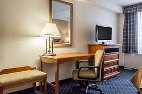 Clarion Hotel & Conference Center Ronkonkoma MacArthur Airport