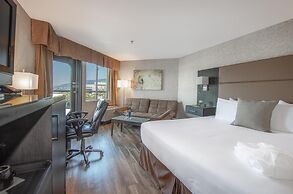 Coast Lonsdale Quay Hotel