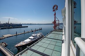 Coast Lonsdale Quay Hotel