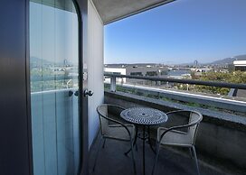 Coast Lonsdale Quay Hotel