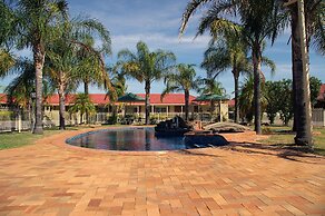Pines Country Club Motor Inn