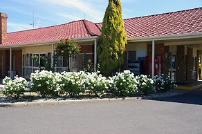 Pines Country Club Motor Inn