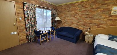 Pines Country Club Motor Inn