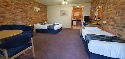 Pines Country Club Motor Inn