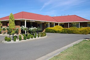 Pines Country Club Motor Inn
