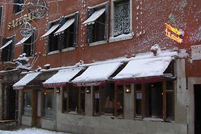 Hotel Saturnia & International
