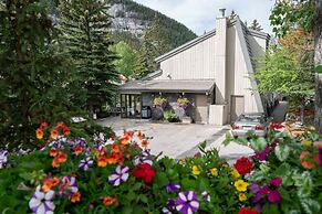 Tunnel Mountain Resort