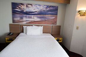 Days Inn by Wyndham Flint/Bishop International Airport