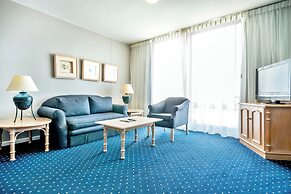 Dolphin Beach Hotel