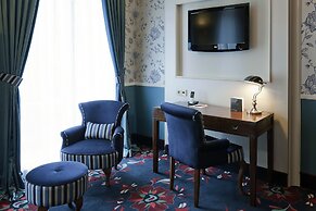 Carlton Ambassador Hotel